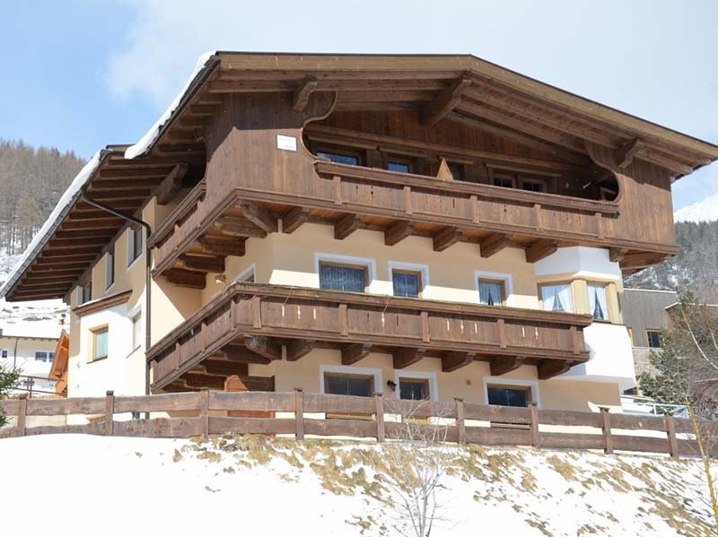 House with apartments near the ski slopes right in Sölden